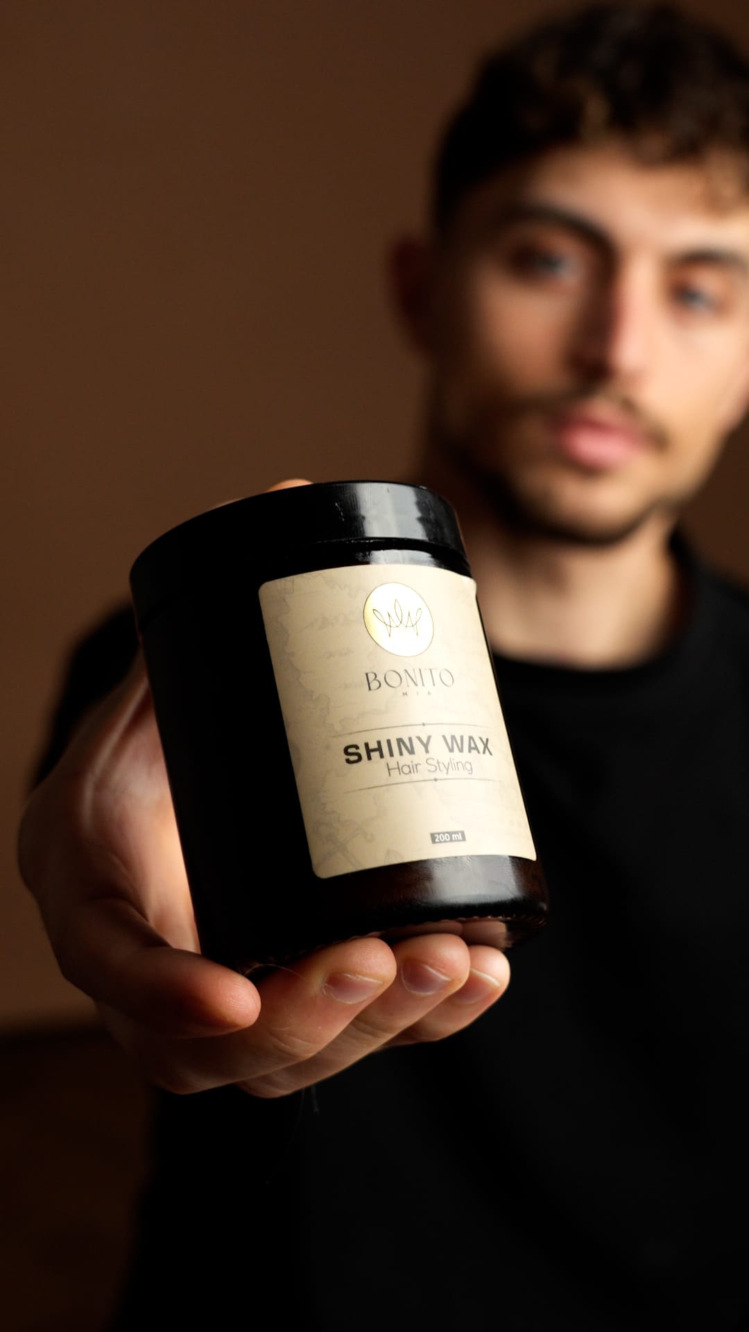 תמונת אווירה גבר מחזיק מוצר